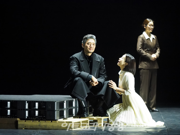 연극 '오셀로' 프레스콜(오셀로 역 유태웅, 데스데모나 역 이설, 에밀리아 역 이자람). 2023.05.18 사진 ⓒ아트코리아방송 이용선 기자​