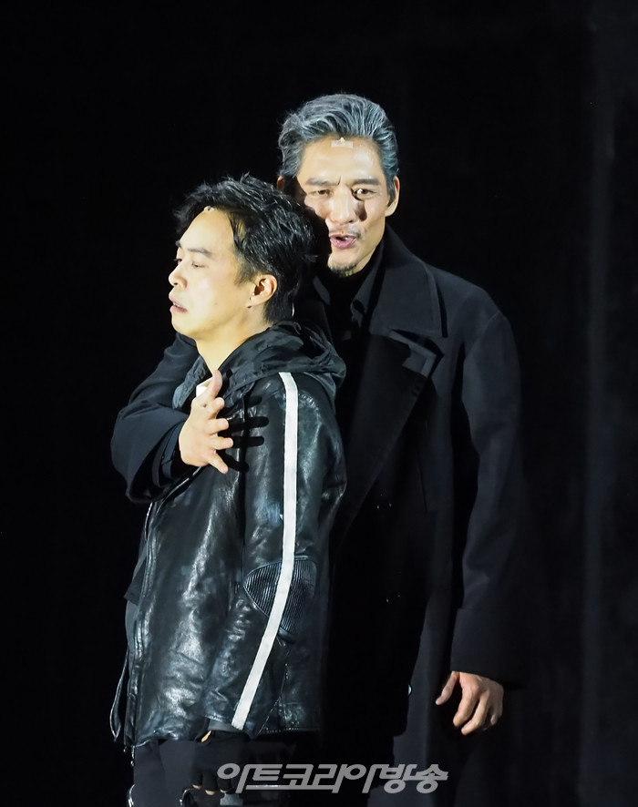 연극 '오셀로' 프레스콜(오셀로 역 유태웅, 이아고 역 손상규). 2023.05.18 사진 ⓒ아트코리아방송 이용선 기자​