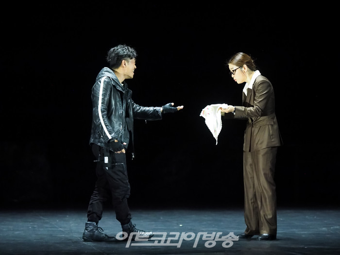 연극 '오셀로' 프레스콜(에밀리아 역 이자람, 이아고 역 손상규). 2023.05.18 사진 ⓒ아트코리아방송 이용선 기자​