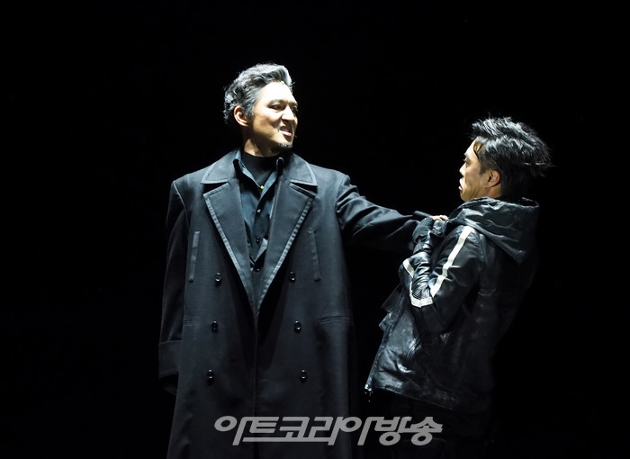 연극 '오셀로' 프레스콜(오셀로 역 유태웅, 이아고 역 손상규). 2023.05.18 사진 ⓒ아트코리아방송 이용선 기자​