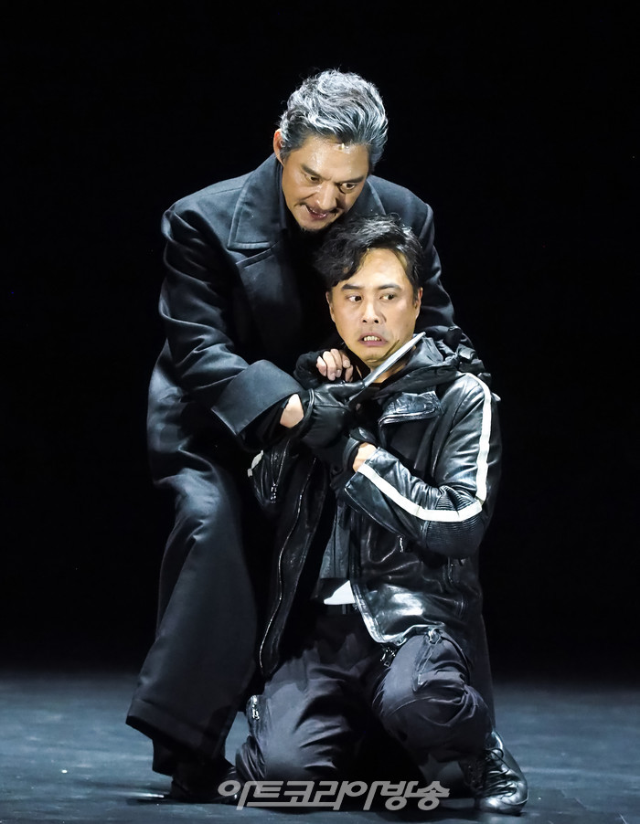 연극 '오셀로' 프레스콜(오셀로 역 유태웅, 이아고 역 손상규). 2023.05.18 사진 ⓒ아트코리아방송 이용선 기자​
