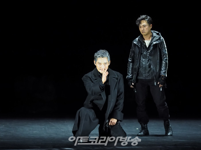 연극 '오셀로' 프레스콜(오셀로 역 유태웅, 이아고 역 손상규). 2023.05.18 사진 ⓒ아트코리아방송 이용선 기자​