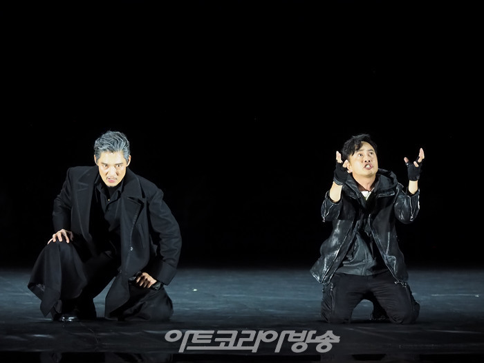 연극 '오셀로' 프레스콜(오셀로 역 유태웅, 이아고 역 손상규). 2023.05.18 사진 ⓒ아트코리아방송 이용선 기자​