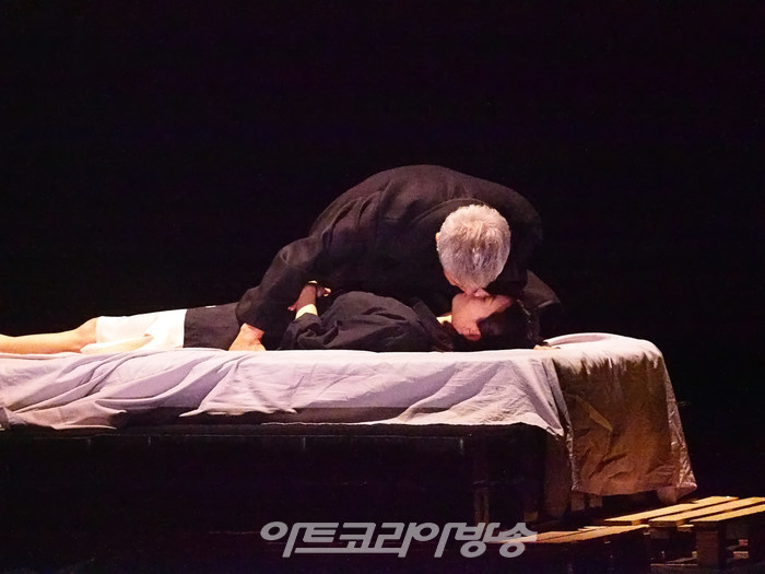 연극 '오셀로' 프레스콜(오셀로 역 박호산, 데스데모나 역 이설) 2023.05.18 사진 ⓒ아트코리아방송 이용선 기자​