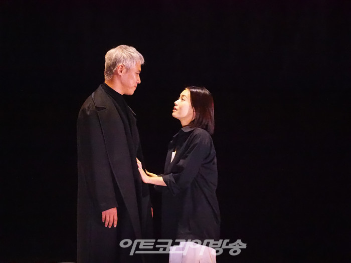 연극 '오셀로' 프레스콜(오셀로 역 박호산, 데스데모나 역 이설) 2023.05.18 사진 ⓒ아트코리아방송 이용선 기자​