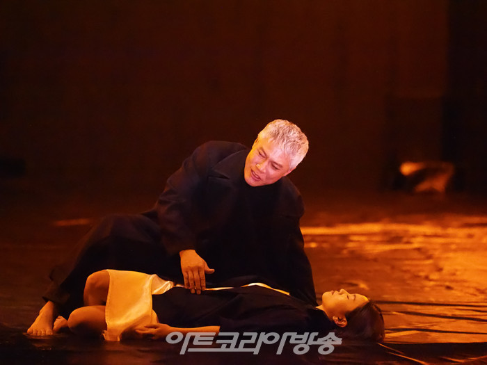 연극 '오셀로' 프레스콜(오셀로 역 박호산, 데스데모나 역 이설) 2023.05.18 사진 ⓒ아트코리아방송 이용선 기자​