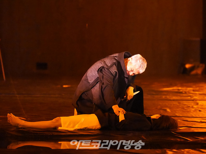 연극 '오셀로' 프레스콜(오셀로 역 박호산, 데스데모나 역 이설) 2023.05.18 사진 ⓒ아트코리아방송 이용선 기자​