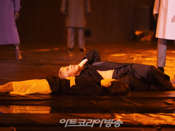 연극 '오셀로' 프레스콜(오셀로 역 박호산, 데스데모나 역 이설) 2023.05.18 사진 ⓒ아트코리아방송 이용선 기자​