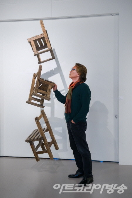 김동석 作 _ 추억으로의 소환_300x33x33cm_미송원목_2022