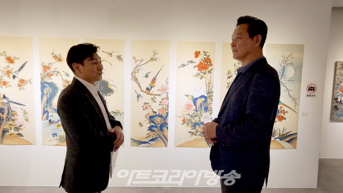 아트코리아미술관 이승근 관장과 윤인수 민화작가 인터뷰 장면