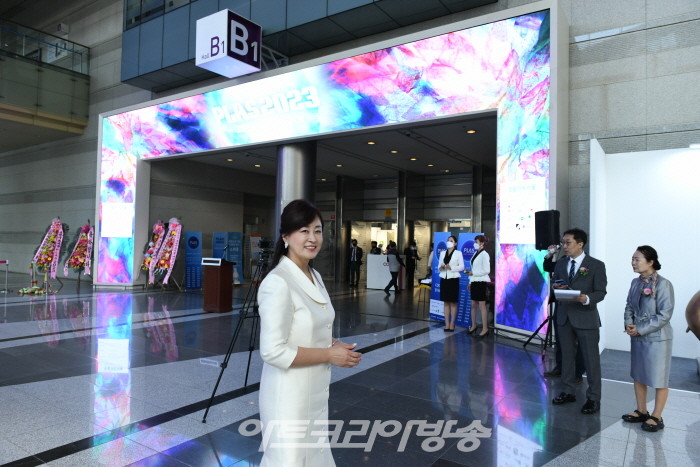 navikim-나비작가 김현정의 ‘Interstellar’