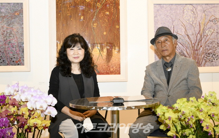 서영주 압화명장(제23-004호)에 대해 대한민국전통공예협회 허필호 이사장이 설명하고 있다.