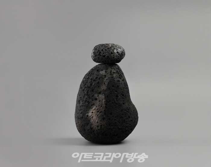 양형석 '피정의 섬 제주'展-돌멩이 탑, 10×10×20cm, 조합토·현무암유약, 2023