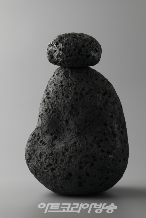 양형석 '피정의 섬 제주'展-돌멩이 탑, 15×10×20cm, 조합토·라쿠, 2023
