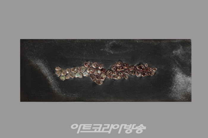 양형석 '피정의 섬 제주'展-마음의 집, 30×60cm, 조합토·현무암유약, 2023