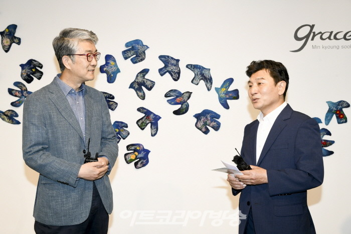 디자인아트페어 2023 ‘청춘별곡展’-아트코리아미술관 이승근 관장이 디자인아트페어 2023 주형근 대표에게 질문하고 있다.