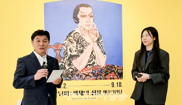 Raoul Dufy 라울 뒤피 '색채의 선율'전-아트코리아미술관 이승근 관장이 구혜인 매니저에게 질문하고 있다.