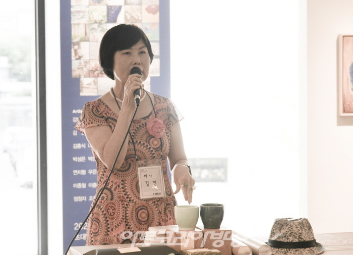 2023 현대미술 교우회전 개막행사-김민 이사 경매진행