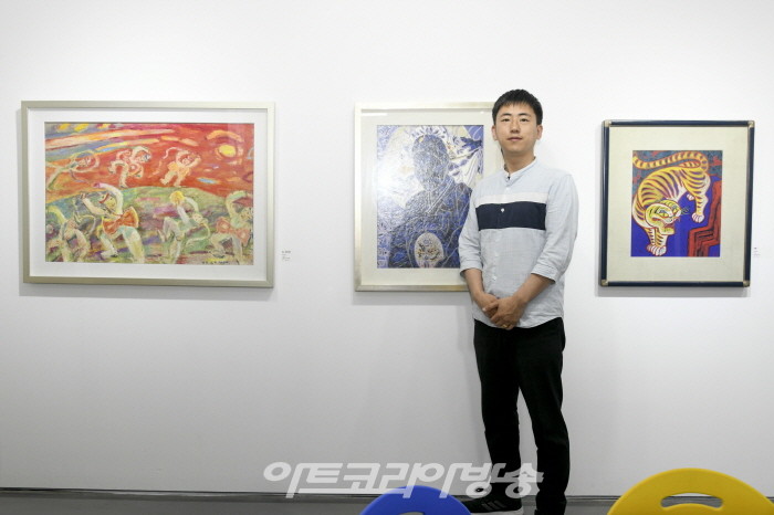 두런두런 꿀비와 풍속이야기-김달진미술자료박물관-김정현 학예사가 설명하고 있다.