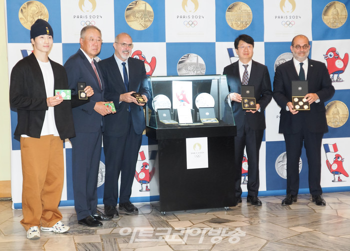 1924년 파리 하계올림픽 이후, 100년 만에 파리에서 다시 열리는 '파리 2024 올림픽'을 기념하여 프랑스 조폐국이 발행한 공식 기념 주화 행사가 7일 오전 서울 서대문구 주한프랑스대사관에서 진행되었다. (사진 왼쪽부터 브레이킹 국가대표 김헌우 선수, 류진 풍산회장, 필립 르포르 주한 프랑스 대사, 윤성욱 대한체육회 사무총장, 마크 슈워츠 프랑스 조폐국장) 2023.06.07 사진 ⓒ아트코리아방송 이용선 기자