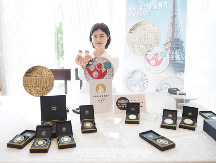 1924년 파리 하계올림픽 이후, 100년 만에 파리에서 다시 열리는 '파리 2024 올림픽'을 기념하여 프랑스 조폐국이 발행한 공식 기념 주화 행사가 7일 오전 서울 서대문구 주한프랑스대사관에서 진행되었다. 모델이 기념주화를 들고 포즈를 취하고 있다. 2023.06.07 사진  ⓒ아트코리아방송 이용선 기자