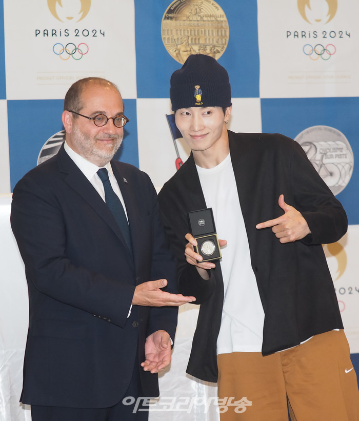 마크 슈워츠(Marc Schwartz) 프랑스 조폐국장과 브레이킹 국가대표 김헌우 선수가7일 오전 서울 서대문구 주한프랑스대사관에서 진행된 '파리 2024 올림픽'을 기념하여 프랑스 조폐국이 발행한 공식 기념 주화 행사에서 포토타임을 가지고 있다. 2023.06.07 사진 ⓒ아트코리아방송 이용선 기자
