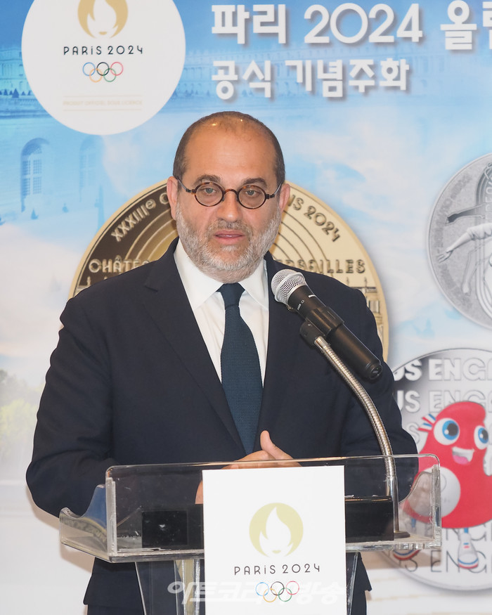 마크 슈워츠(Marc Schwartz) 프랑스 조폐국장이 7일 오전 서울 서대문 주한프랑스대사관에서 진행된 '파리 2024 올림픽' 공식 기념 주화 행사에 참석해 기념주화에 대해 설명하고 있다.  2023.06.07 사진 ⓒ아트코리아방송 이용선 기자