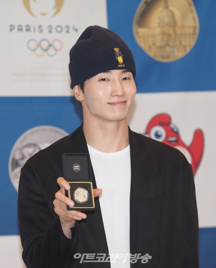 [아트코리아방송 = 이용선 기자] 브레이킹 국가대표 김헌우 선수가 7일 오전 서울 서대문 주한프랑스대사관에서 진행된 '파리 2024 올림픽' 공식 기념 주화 행사에 참석해 기념주화를 소개하고 있다.  2023.06.07 사진 ⓒ아트코리아방송 이용선 기자