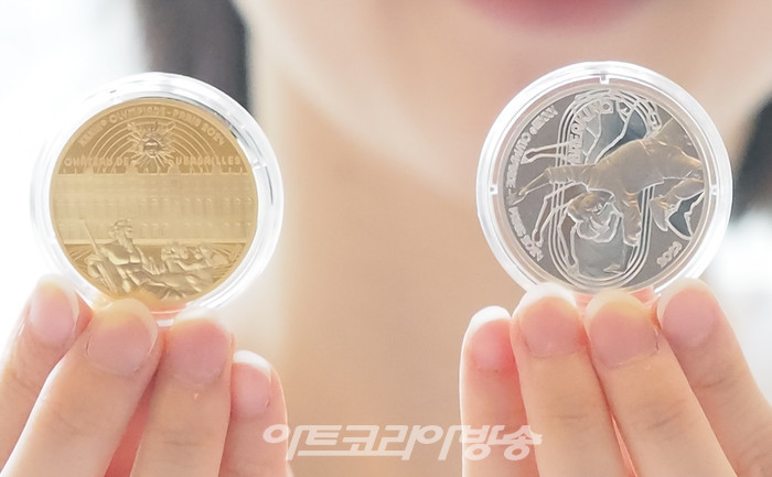  '파리 2024 올림픽' 공식 기념 주화 행사가 7일 오전 서울 서대문 주한프랑스대사관에서 진행되었다. 모델이 기념주화를 들고 포즈를 취하고 있다. 2023.06.07 사진 ⓒ아트코리아방송 이용선 기자