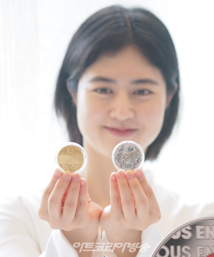  '파리 2024 올림픽' 공식 기념 주화 행사가 7일 오전 서울 서대문 주한프랑스대사관에서 진행되었다. 모델이 기념주화를 들고 포즈를 취하고 있다. 2023.06.07 사진 ⓒ아트코리아방송 이용선 기자
