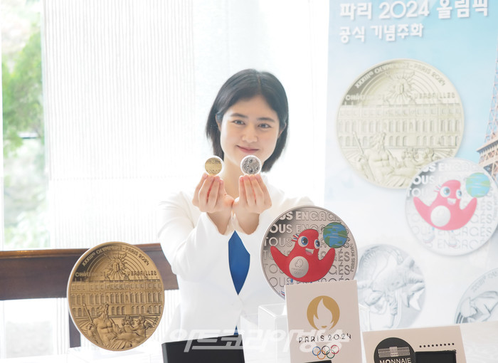  '파리 2024 올림픽' 공식 기념 주화 행사가 7일 오전 서울 서대문 주한프랑스대사관에서 진행되었다. 모델이 기념주화를 들고 포즈를 취하고 있다. 2023.06.07 사진 ⓒ아트코리아방송 이용선 기자