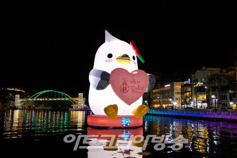 통영시 강구안에 떠있는 초대형 동백이 수상 조형물