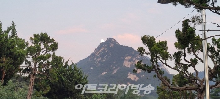 달이 뜬 북한산 서암사의 의상봉