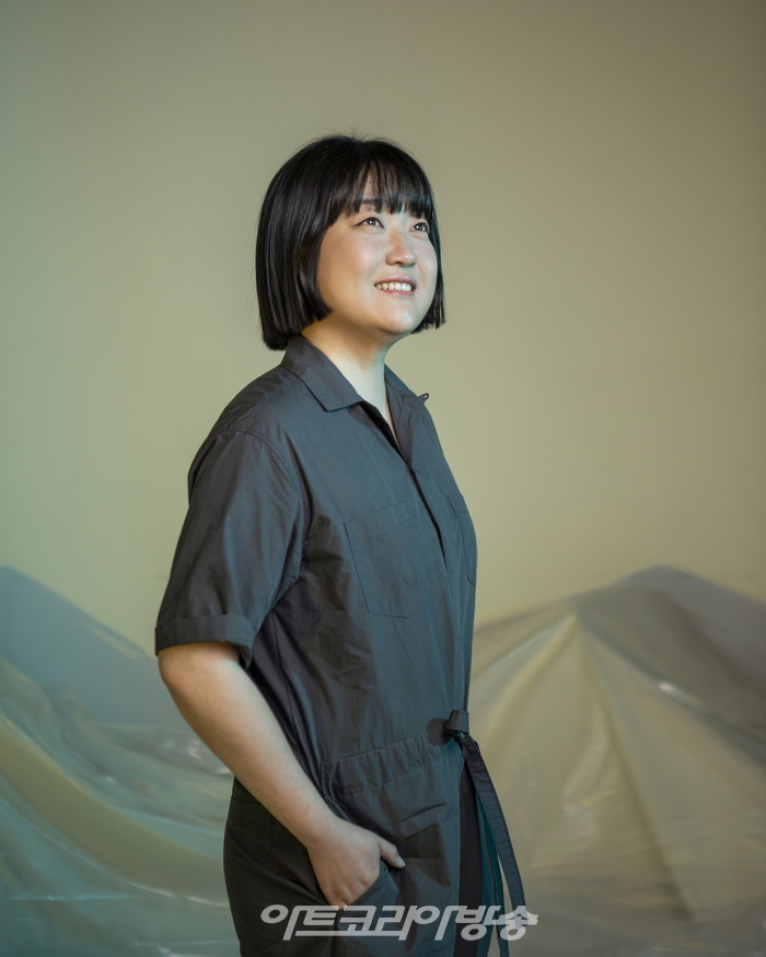 판소리 '긴긴밤' 콘셉트 포토(이향하 고수). 제공 국립극장