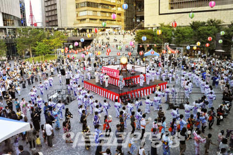 메인 이벤트인 ‘유카타de봉오도리’. 오후 6시부터 8시까지 총 3부 구성으로 개최된다