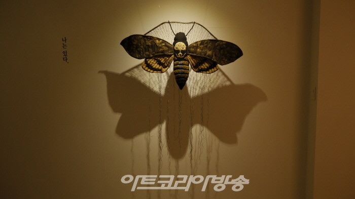 김영화,  나는 있다, 100×10×10cm, 천·색실, 2023(2020년 리메이킹)