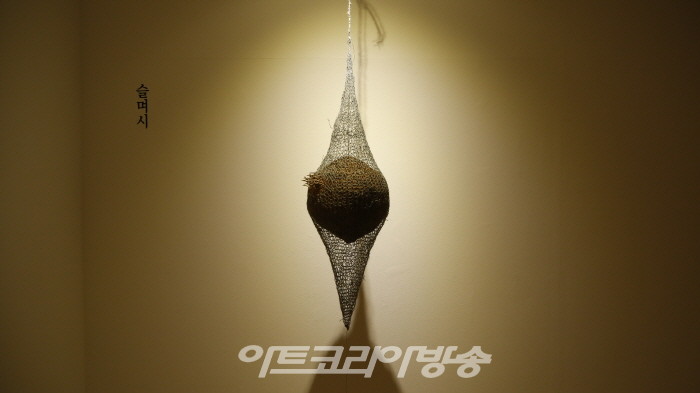 김영화, 슬며시, 30×180×30cm, 지끈·색실, 2023(2020년 리메이킹)