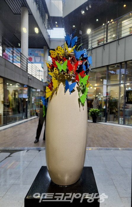 유영쾌 개인전 '빛의 길, 색의 언어로 통찰과 모색’