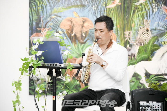 리정 개인전 ‘paradise’-서종글로벌주식회사 서성만 대표의 섹소폰 연주