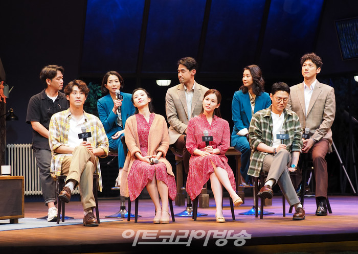 연극 '2시 22분 – A Ghost Story' 프레스콜(사진 아래 왼쪽부터 김지철-박지연-아이비-최영준 / 뒷줄 왼쪽부터 김태훈 연출-방진의-차용학-임강희-양승리) 2023.07.25 사진 ⓒ아트코리아방송 이용선 기자