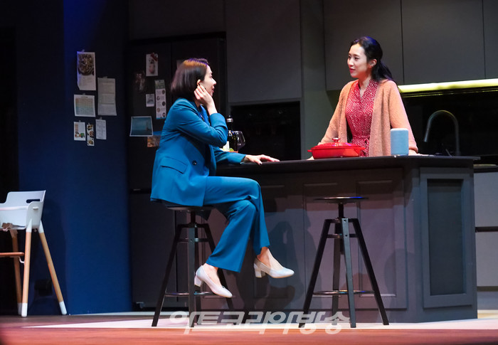 연극 '2시 22분 – A Ghost Story' 프레스콜(제니 역 박지연, 로렌 역 방진의). 2023.07.25 사진 ⓒ아트코리아방송 이용선 기자