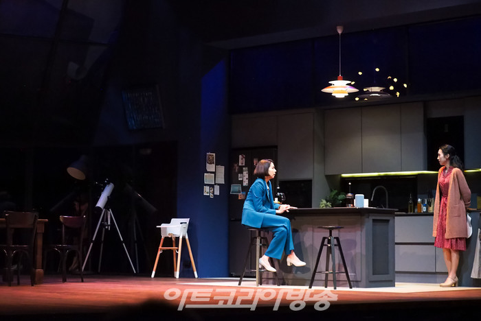 연극 '2시 22분 – A Ghost Story' 프레스콜(제니 역 박지연, 로렌 역 방진의). 2023.07.25 사진 ⓒ아트코리아방송 이용선 기자