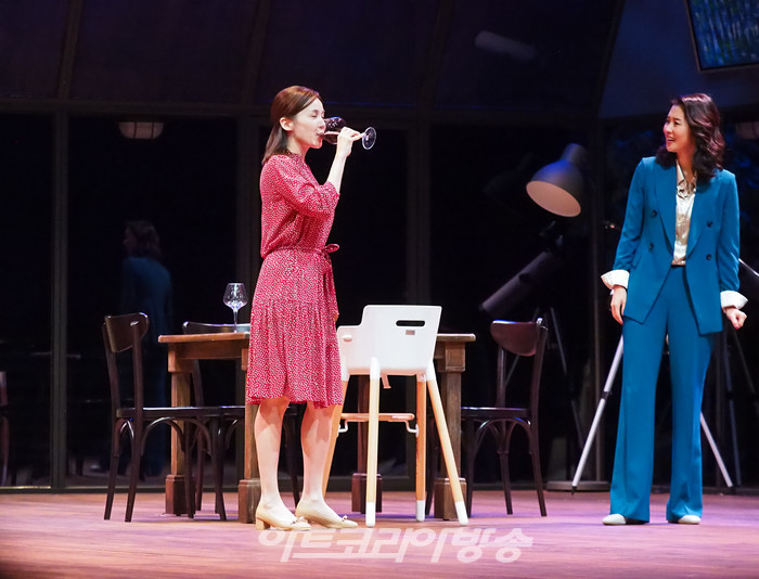 연극 '2시 22분 – A Ghost Story' 프레스콜(제니 역 아이비, 로렌 역 임강희). 2023.07.25 사진 ⓒ아트코리아방송 이용선 기자