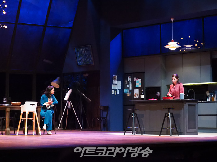 연극 '2시 22분 – A Ghost Story' 프레스콜(제니 역 아이비, 로렌 역 임강희). 2023.07.25 사진 ⓒ아트코리아방송 이용선 기자