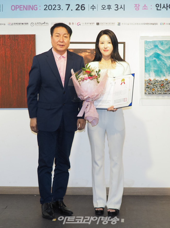 (주)아트코리아방송과 아트코리아문화예술협회가 주최하는 '제2회 아트코리아미술대전' 개막식이 26일 오후 서울 종로구 인사동 인사아트플라자 갤러리 3층에서 진행되었다. 평론가상에 선정된 서양화 부문 김아름 작가와 아트코리아미술대전 김종근 심사위원장이 기념 촬영을 하고 있다. 2023.07.26 사진 ⓒ아트코리아방송 이용선 기자