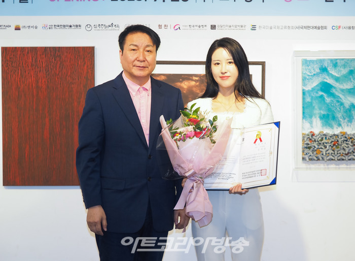 (주)아트코리아방송과 아트코리아문화예술협회가 주최하는 '제2회 아트코리아미술대전' 개막식이 26일 오후 서울 종로구 인사동 인사아트플라자 갤러리 3층에서 진행되었다. 평론가상에 선정된 서양화 부문 김아름 작가와 아트코리아미술대전 김종근 심사위원장이 기념 촬영을 하고 있다. 2023.07.26 사진 ⓒ아트코리아방송 이용선 기자