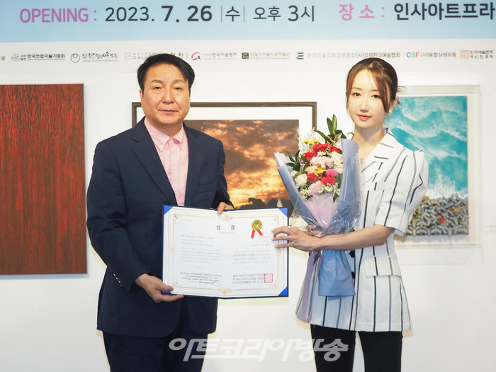 (주)아트코리아방송과 아트코리아문화예술협회가 주최하는 '제2회 아트코리아미술대전' 개막식이 26일 오후 서울 종로구 인사동 인사아트플라자 갤러리 3층에서 진행되었다. 심사위원장상에 선정된 서양화 부문 박교은 작가와 아트코리아미술대전 김종근 심사위원장이 기념 촬영을 하고 있다. 2023.07.26 사진 ⓒ아트코리아방송 이용선 기자