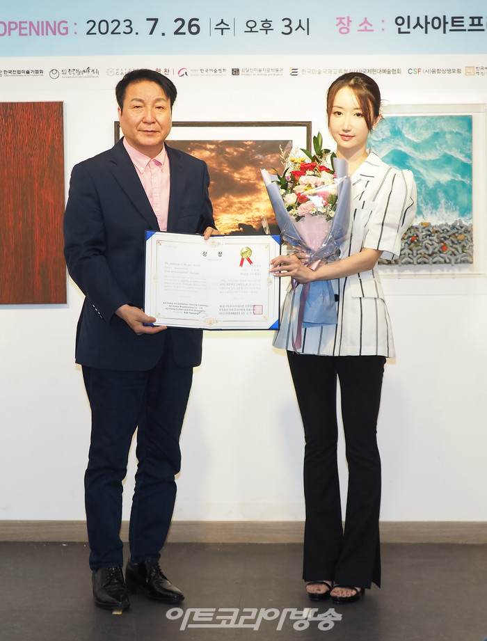 (주)아트코리아방송과 아트코리아문화예술협회가 주최하는 '제2회 아트코리아미술대전' 개막식이 26일 오후 서울 종로구 인사동 인사아트플라자 갤러리 3층에서 진행되었다. 심사위원장상에 선정된 서양화 부문 박교은 작가와 아트코리아미술대전 김종근 심사위원장이 기념 촬영을 하고 있다. 2023.07.26 사진 ⓒ아트코리아방송 이용선 기자