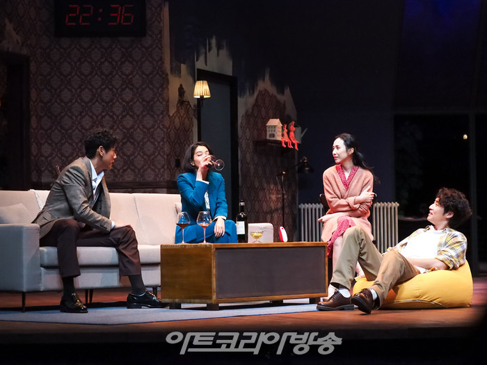 연극 '2시 22분 – A Ghost Story' 프레스콜(제니 역 박지연, 샘 역 김지철, 로렌 역 방진의, 벤 역 양승리). 2023.07.25 사진 ⓒ아트코리아방송 이용선 기자