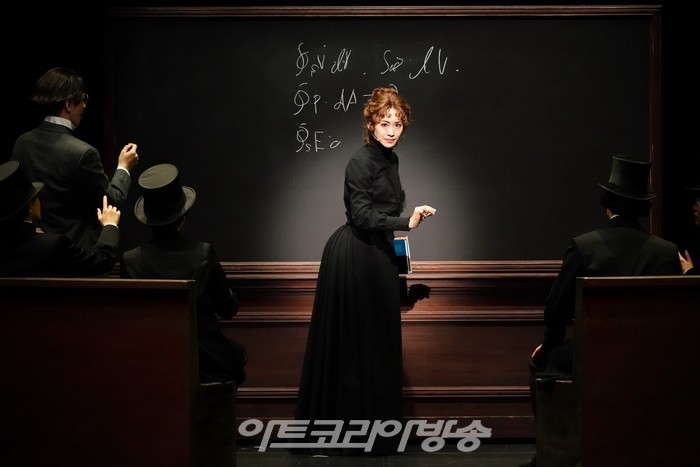 뮤지컬 '마리퀴리' 도쿄 텐노즈 은하극장 공연. 제공 아뮤즈엔터테인먼트